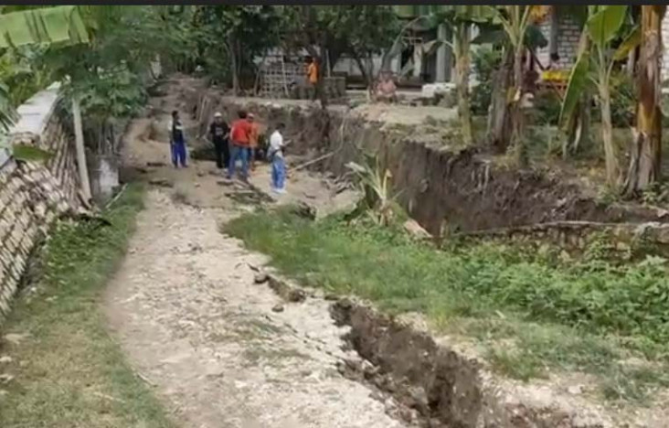Tanggul Bengawan Solo...