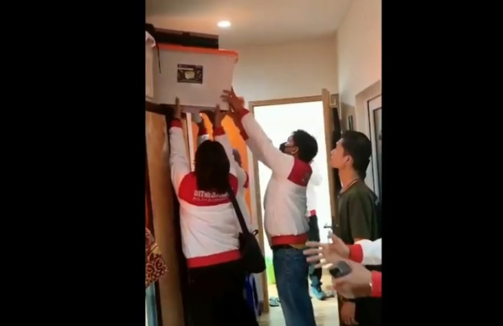 Polisi Geledah Rumah...