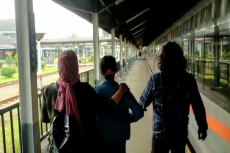 Aksi Polwan di Balik...