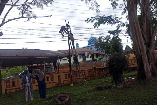 Pekerja Lampu Jalan...