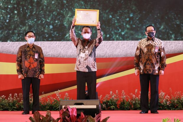 Kemensos Raih Penghargaan...