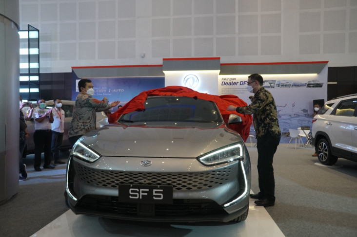 Mobil Listrik DFSK Seres...