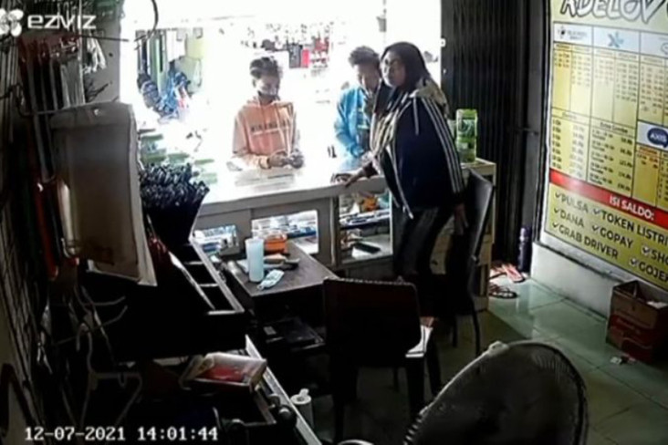 Modus Beli, Dua Pria...