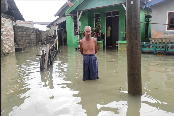 Diguyur Hujan Deras...