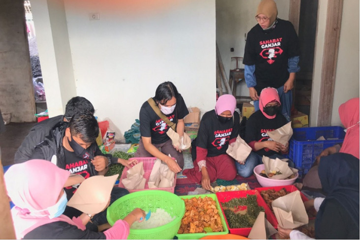 Relawan Bantu Dapur...