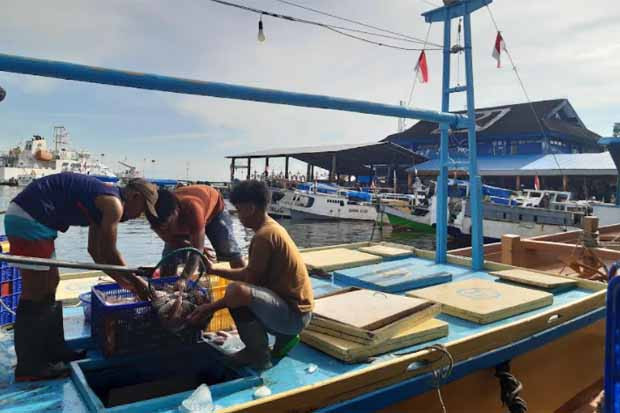 Kapal Dihantam Ombak,...
