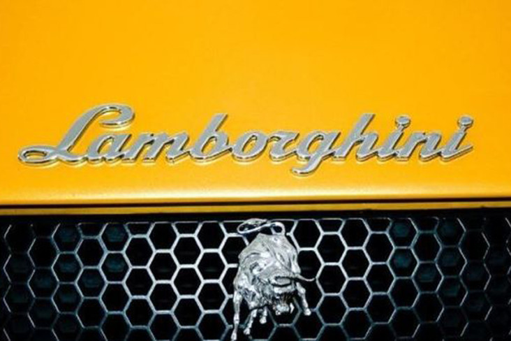 Supercar Listrik Pertama...