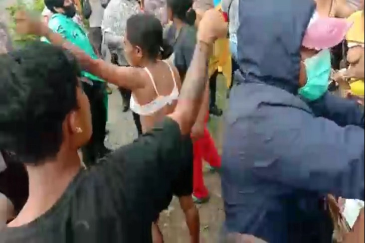 Halangi Aparat Bongkar...