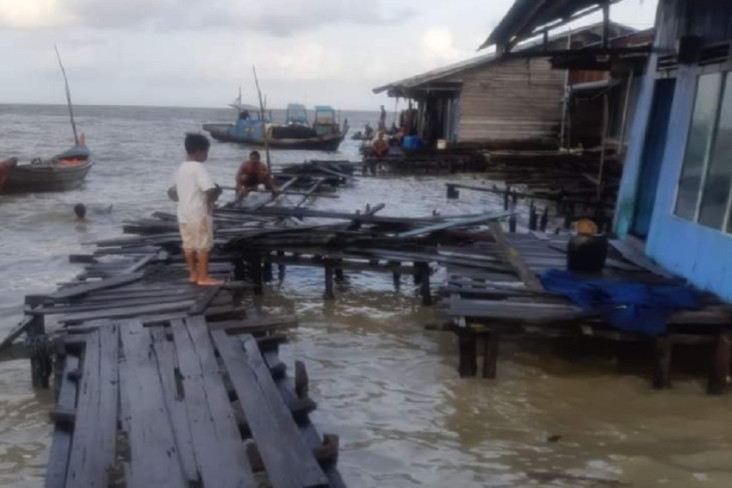 Ratusan Rumah Suku Laut...