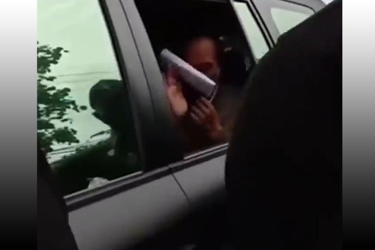 Jokowi Dilempar Gulungan...