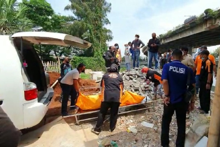 Mayat Mengapung di Kali...