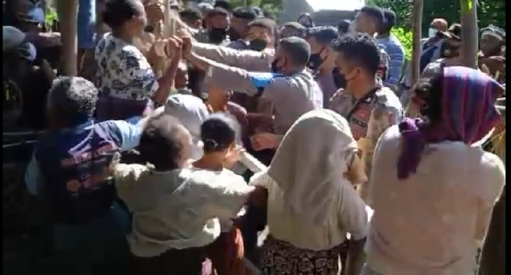 Pasukan Brimob Bentrok...