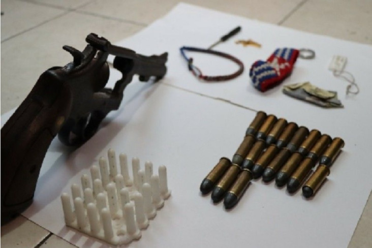Curi Pistol Polisi Ditukar...