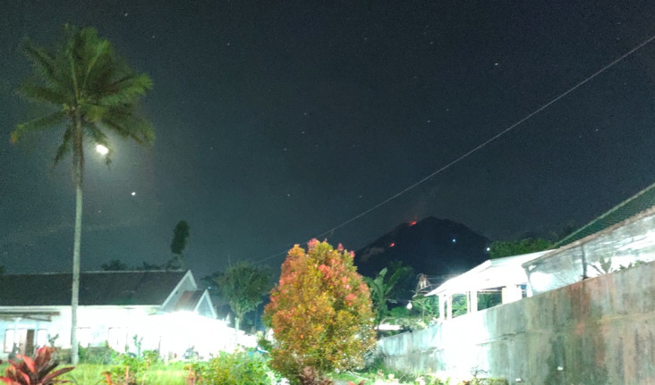 Gunung Semeru Keluarkan...