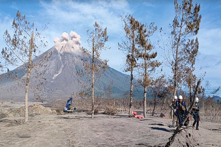Gunung Semeru Meletus...