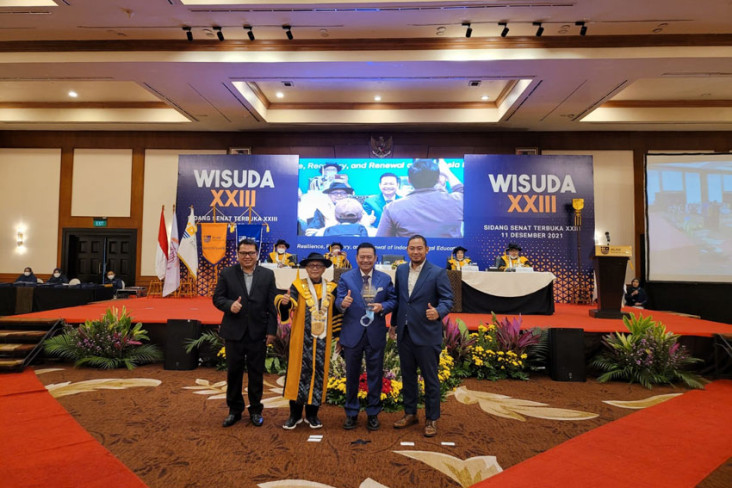 Didampingi Peradi Jakbar,...