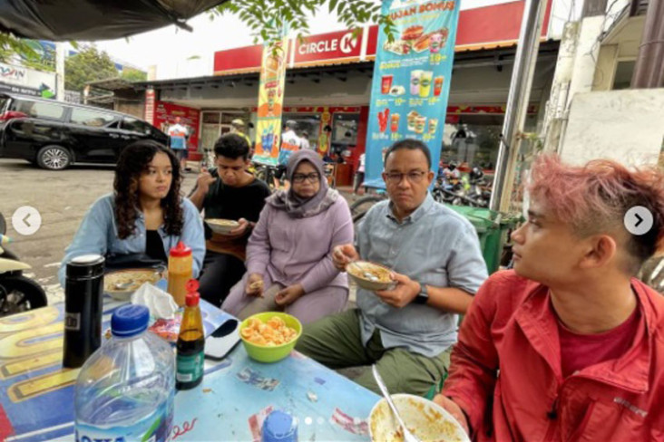 Potret Anies Makan Bubur...