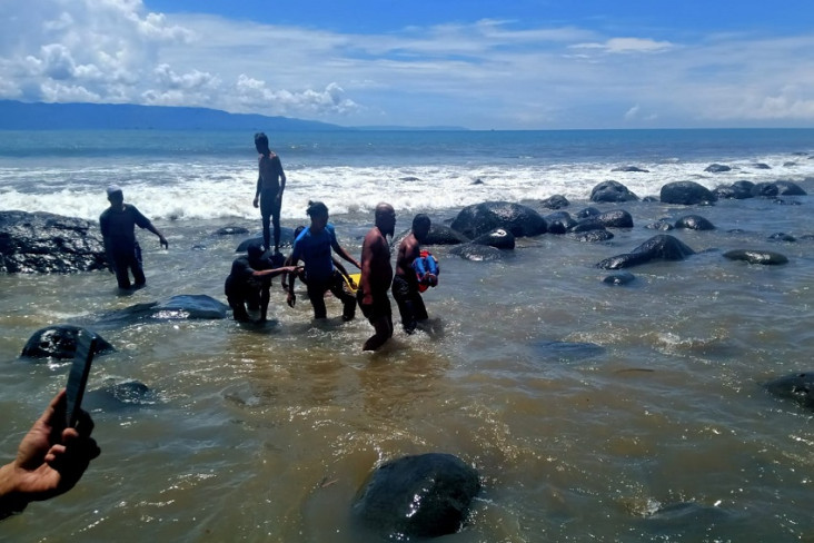 Terseret Ombak di Sukabumi,...