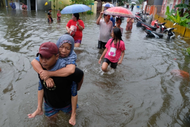 Warga Makassar Terdampak...