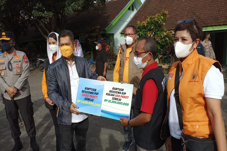 Ormas MKGR Beri Beasiswa...
