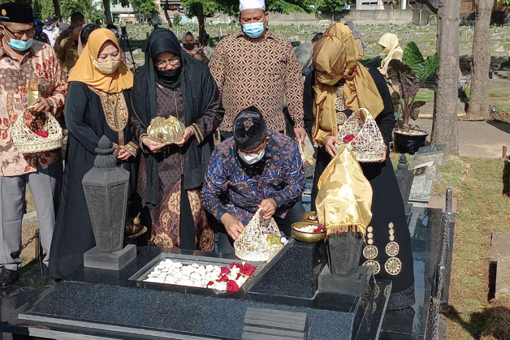 Resmikan Pemugaran Makam...