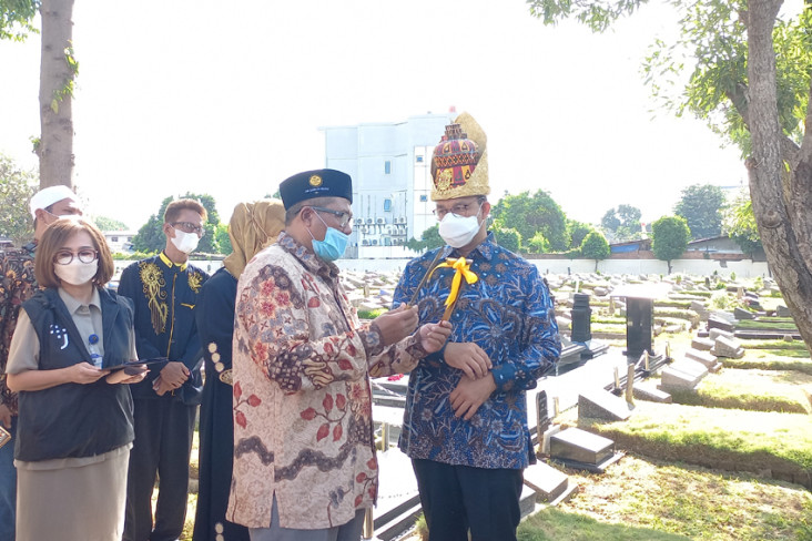 Anies Terima Pisau Siwah...