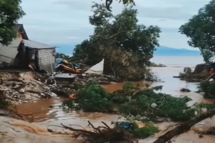 Banjir Bandang Terjang...