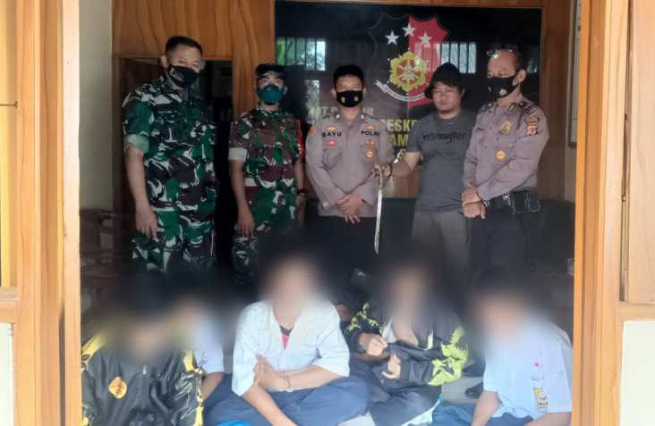 Bawa Golok dan Gergaji...
