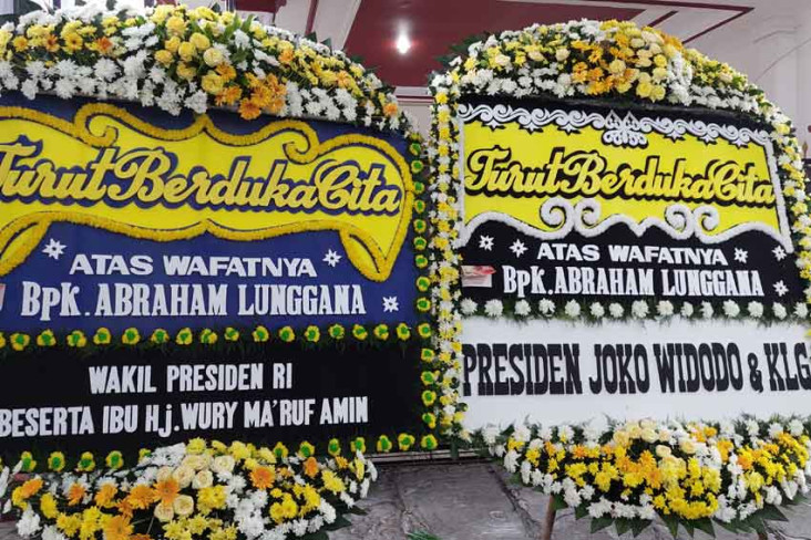 Ratusan Karangan Bunga...