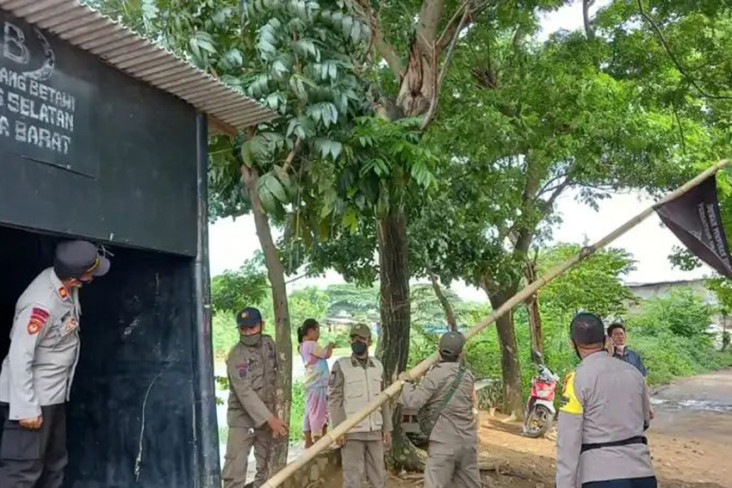 Aparat Gabungan Copot...