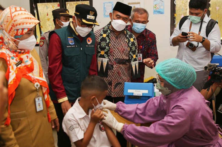 Menteri PMK Tinjau Vaksinasi...
