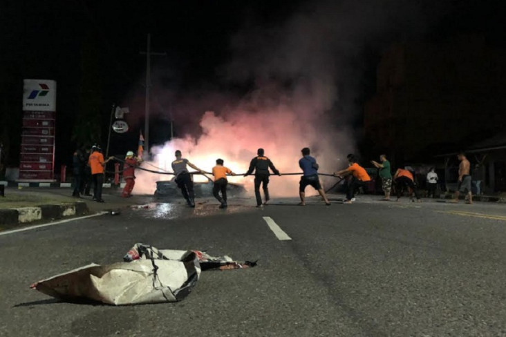 Mobil Sedan Terbakar...