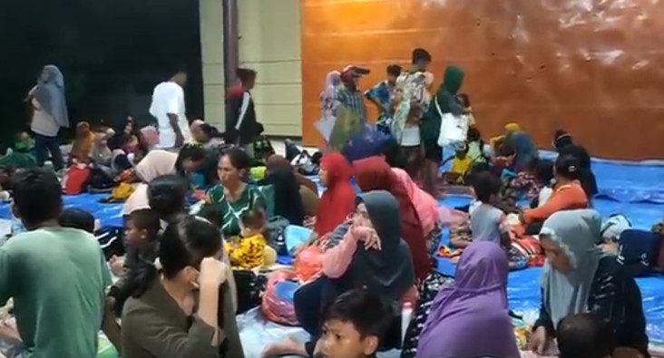 Takut Gempa Susulan,...