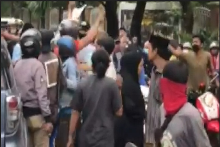 Brutal! Rombongan Pengantar...