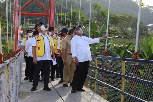 Tinjau Jembatan Gantung...