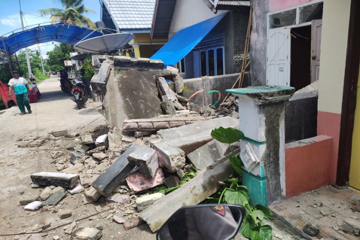 Guncangan Gempa M 7,4...