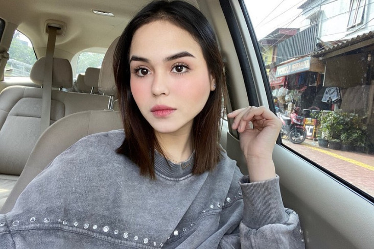 Selebgram Laura Anna...