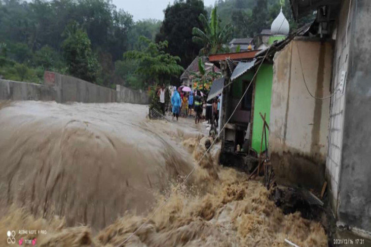 Tanggul Jebol di Sukajaya...