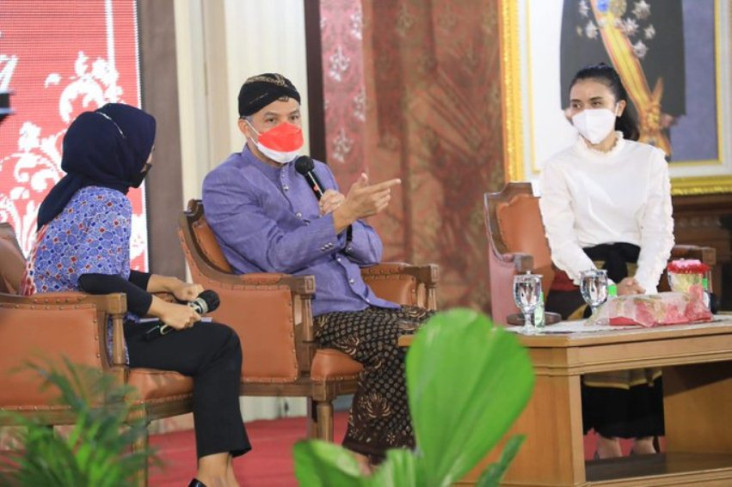 Ganjar Pranowo Beri...