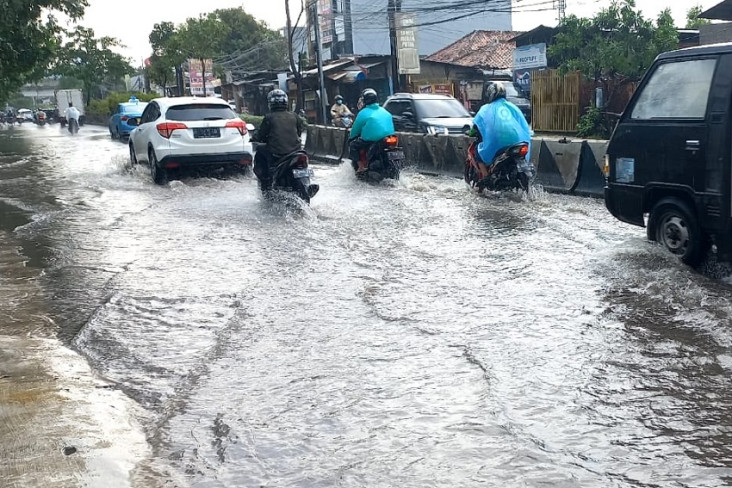 Diguyur Hujan Lebat...