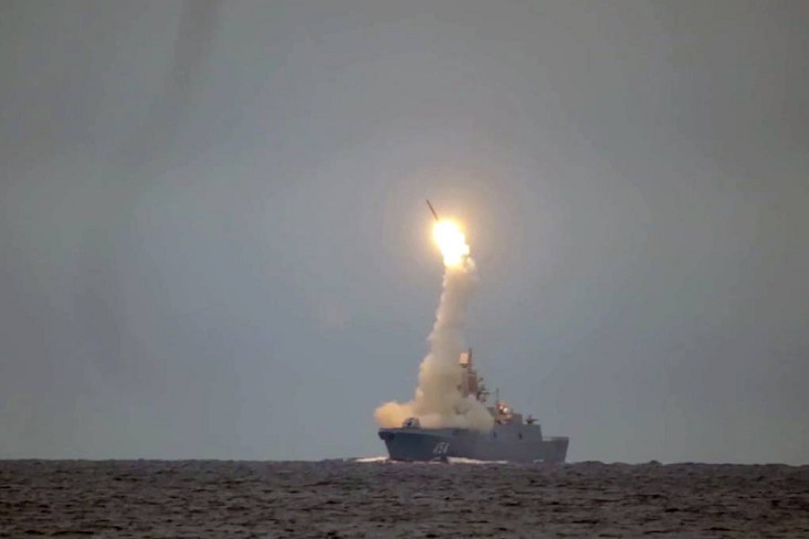 Fregat Rusia Lepaskan...