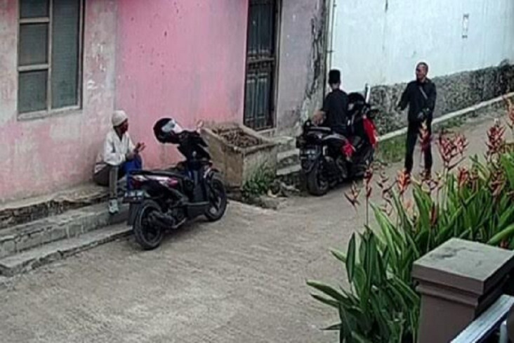 Modus Mengantar Undangan,...