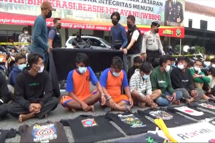 Garang Saat Keroyok...