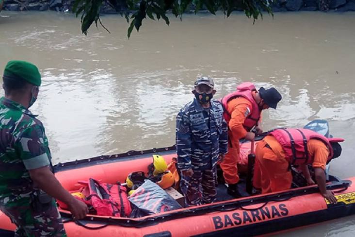 Perahu Dihantam Badai,...
