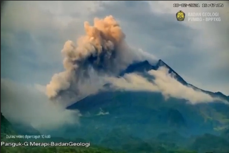 Merapi Meletus, Muntahkan...