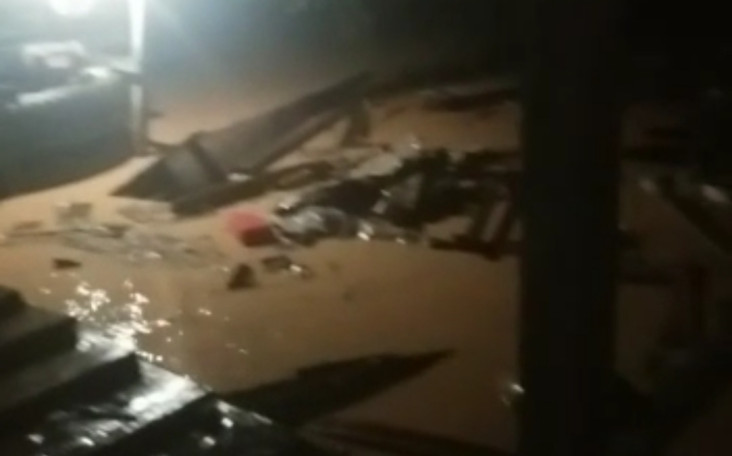 Banjir 2 Meter Terjang...