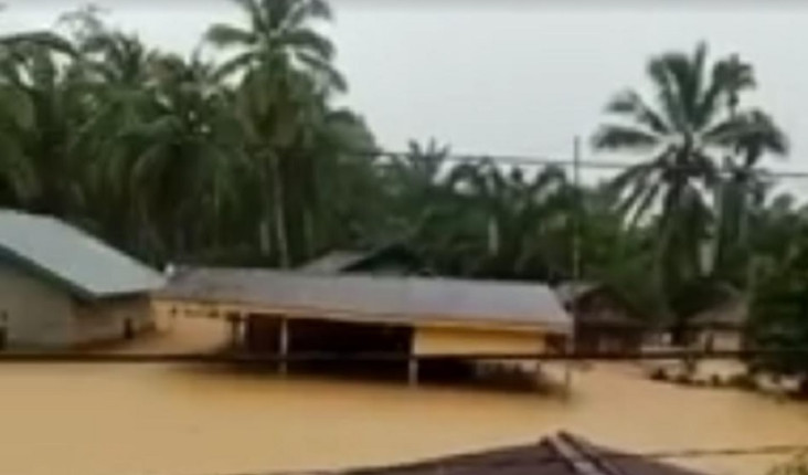 Madina Dikepung Banjir...