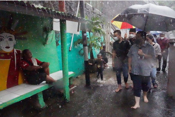 Beri Bantuan ke Warga,...
