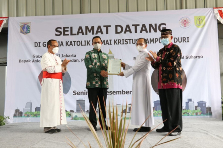 Serahkan IMB Gereja...