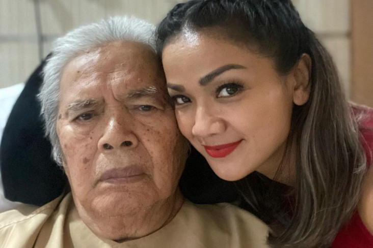 Nirina Zubir Minta Doa,...